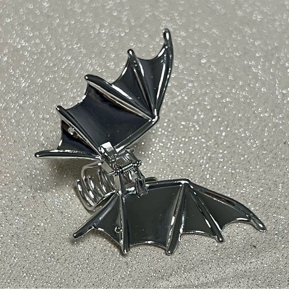 Metal Bat Wing Claw Clip, Silver Tone - Picture 3 of 5